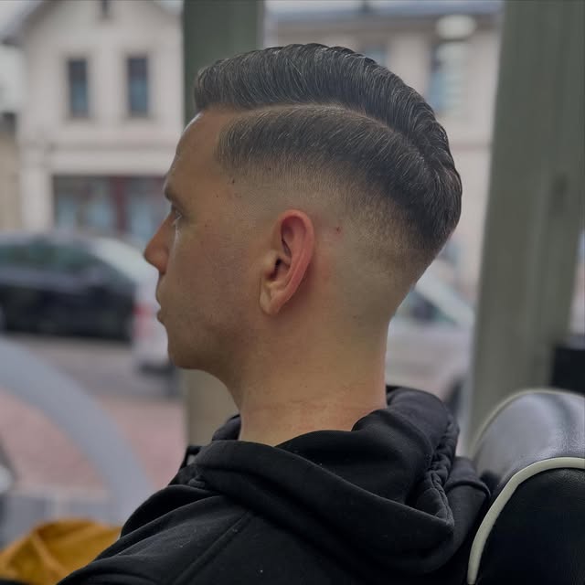 Haarschnitt mit Seitenscheitel